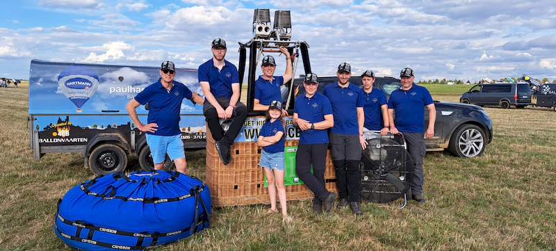 Crew van 4CB Ballonvaarten aan het werk – teamwork bij het klaarmaken van de luchtballon