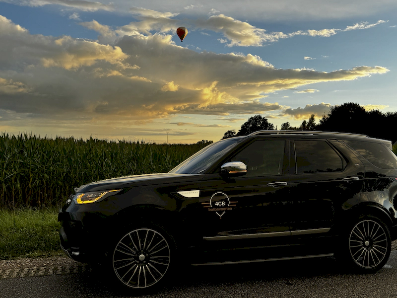 Crewauto van 4CB Ballonvaarten tijdens ballonvaart bij Duiven en Bemmel