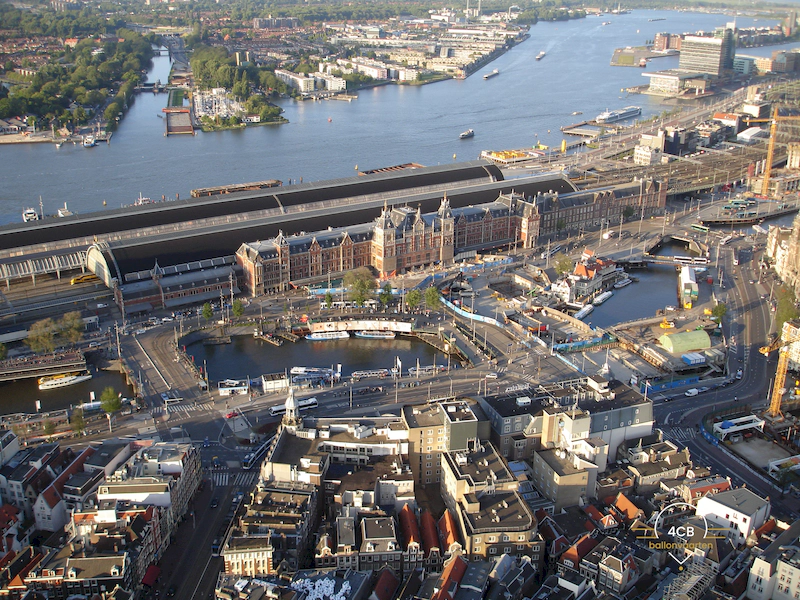 Een unieke ballonvaart in de omgeving van Amsterdam Centraal met uitzicht op stad, water en polders. Rustig, persoonlijk en met oog voor detail.