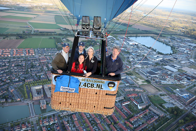 Ballonvaart boven Elst in Gelderland met uitzicht op de Betuwe en rivierlandschap