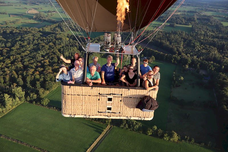 Ballonvaart bij Nijmegen met uitzicht op de Waal tijdens een vlucht met 4CB Ballonvaarten