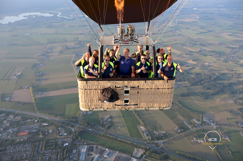 Een bedrijfsuitje met ballonvlucht is dé manier om samen iets bijzonders te beleven. Rust, uitzicht en verbinding tijdens een unieke ervaring in de lucht.