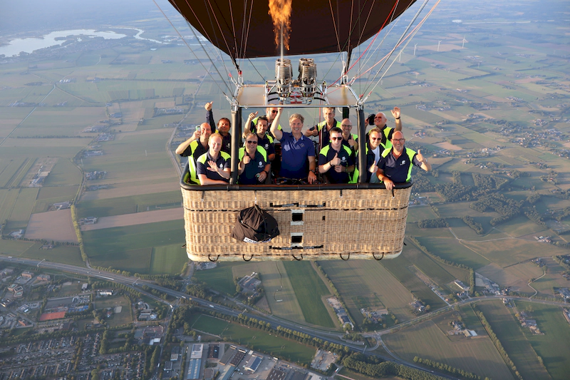 Bedrijfsuitje met een ballonvlucht van 4CB Ballonvaarten – collega’s genieten samen van een unieke ervaring in de lucht