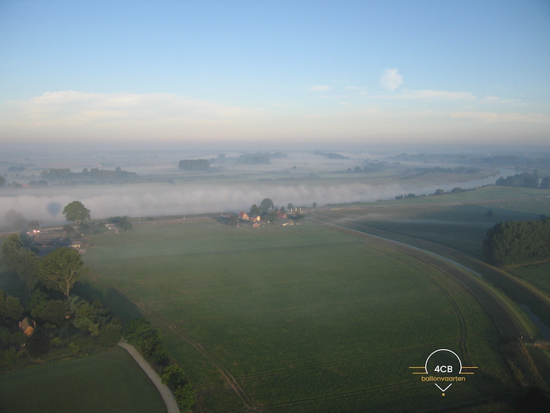Een magische ochtendballonvaart waarbij de mist langzaam optrekt en het landschap zichtbaar wordt. Rust, stilte en een uniek begin van de dag.