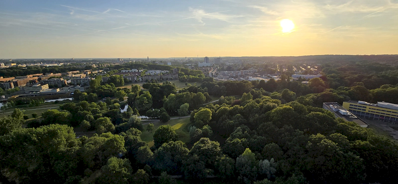 Ballonvaart bij zonsondergang boven Arnhem met 4CB Ballonvaarten – uitzicht over de Rijn en de stad