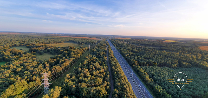 Ballonvaart boven de A50 in Gelderland met uitzicht over Veluwe en rivierengebied