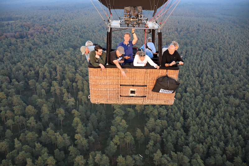Ballonvaart Apeldoorn met 4CB Ballonvaarten boven bosrijk landschap