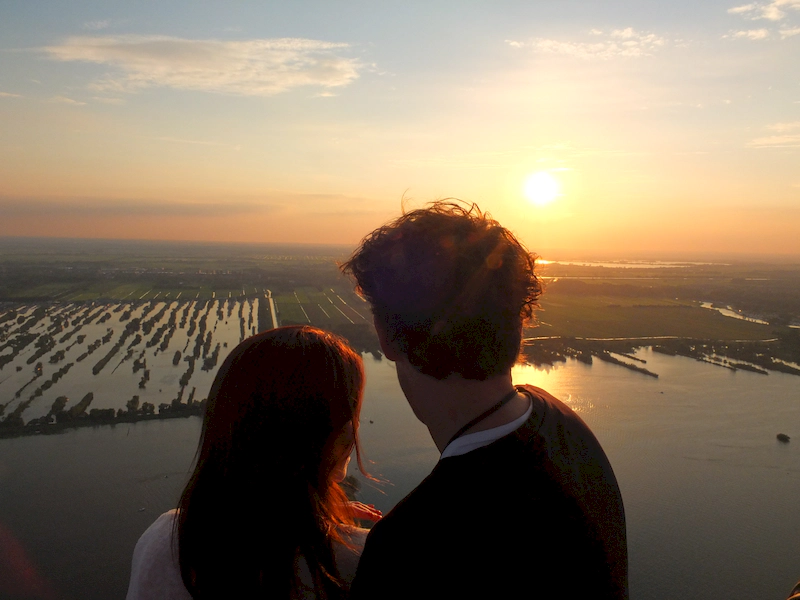 Echtpaar geniet van ballonvaart bij zonsondergang met 4CB Ballonvaarten – beste prijs-kwaliteit in Nederland