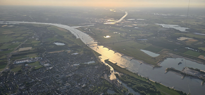 Ballonvaart Nijmegen boven de Waal bij avondlicht