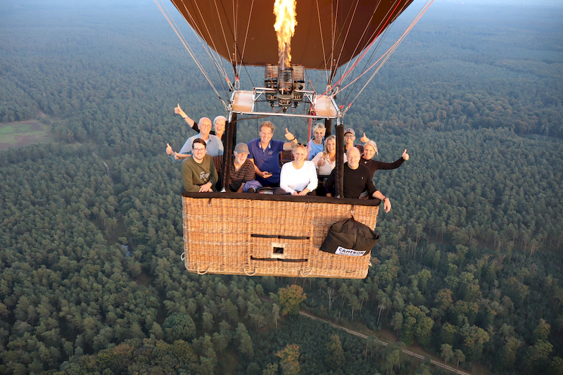 Vader en kind genieten samen van een ballonvaart met 4CB Ballonvaarten – het perfecte Vaderdagcadeau