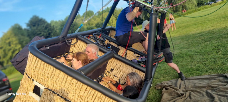 Ballonvaart van Duiven naar Elst met zicht op de Betuwe tijdens een ballonvlucht