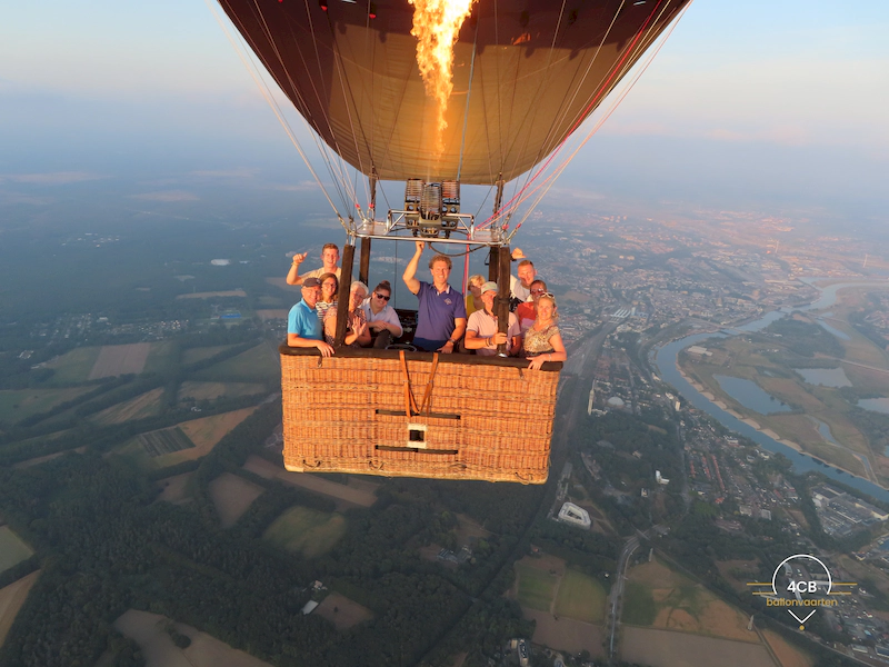 Ballonvaart boven Beesd met uitzicht op het Betuwse landschap