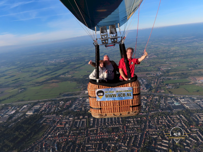 Privéballonvaart boven Arnhem met kleine groep passagiers in een luchtballon van 4CB Ballonvaarten.