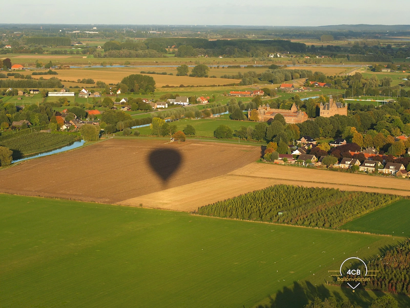 Luchtballon boven het landschap van Beesd en de Betuwe