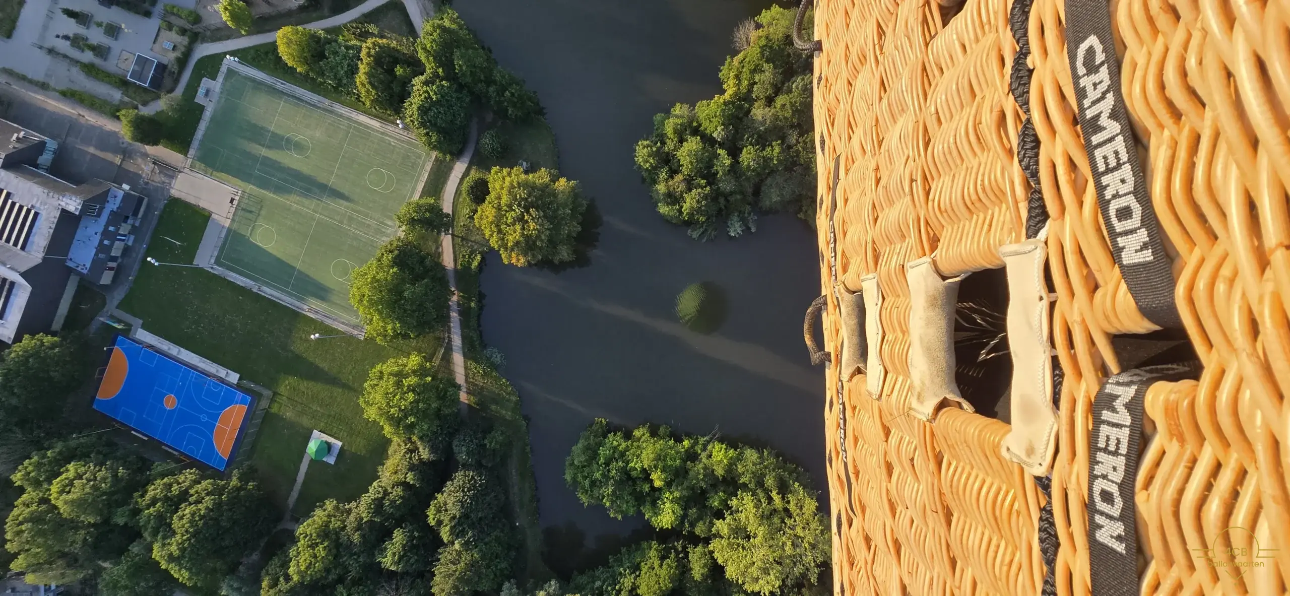 Ballonvaart Duiven boven de Liemers bij avondlicht