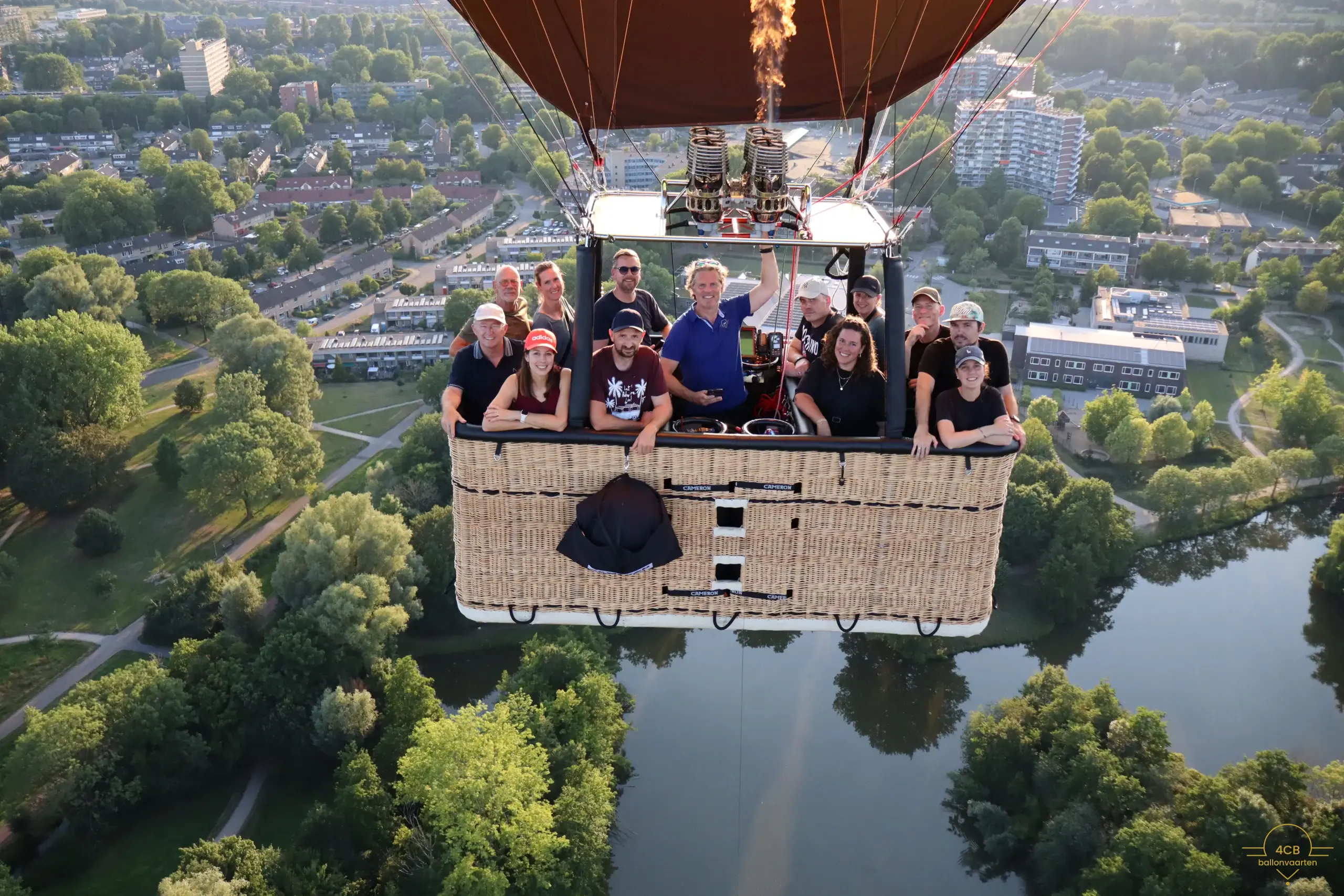Ballonvaart Duiven boven de Liemers met passagiers in de mand
