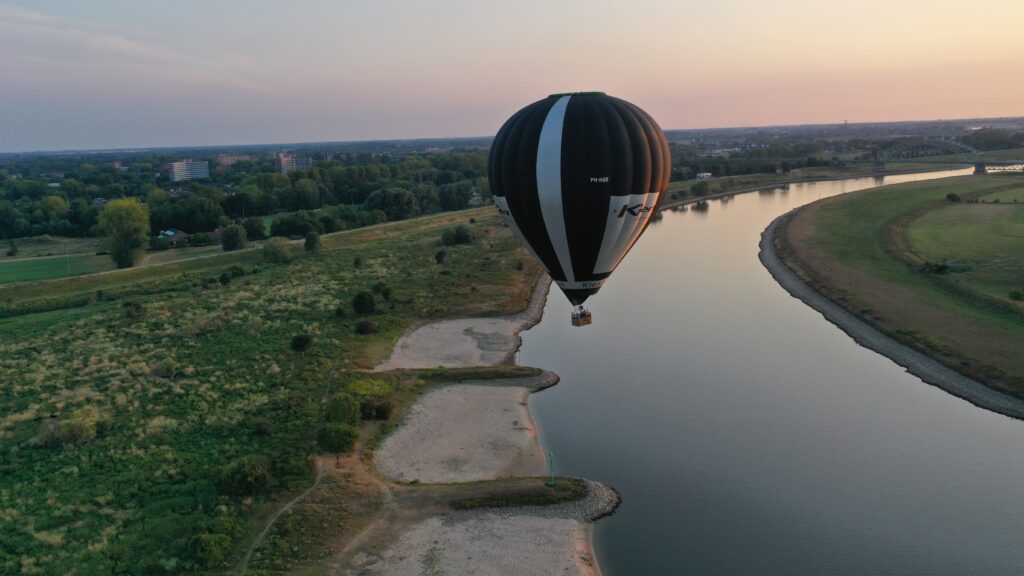 Ballonvaart bij Tiel boven de Waal met uitzicht op dijken en het Betuwse rivierenlandschap