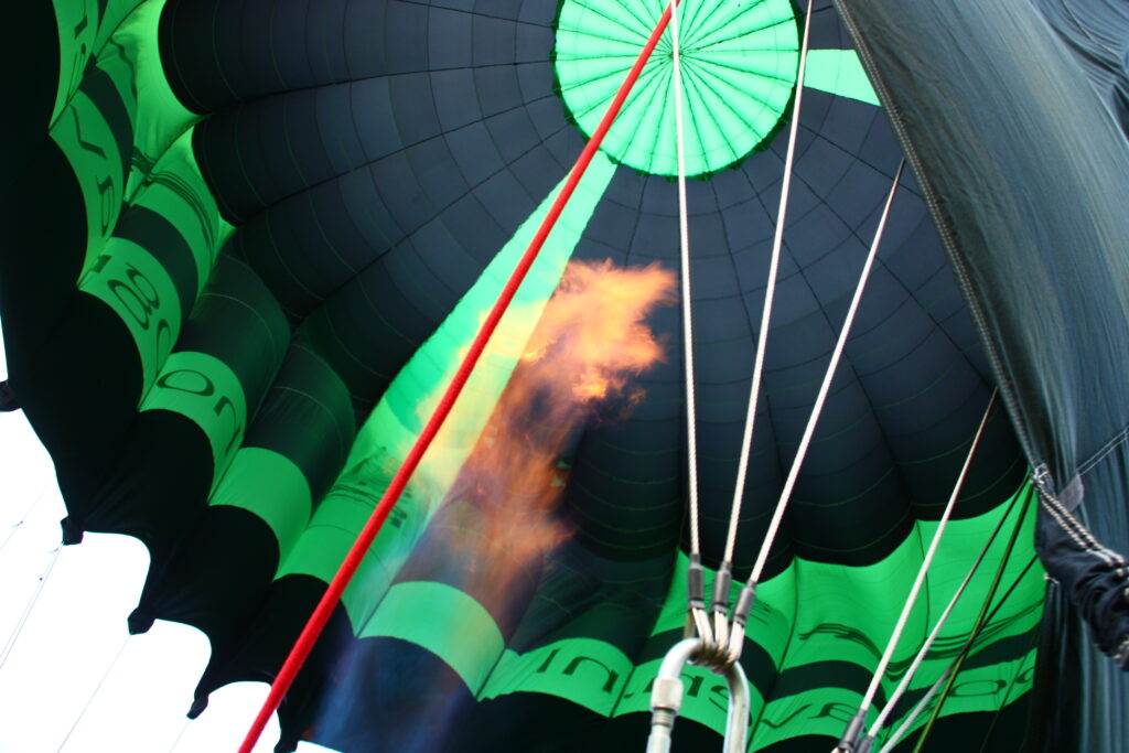 Brander in de luchtballon tijdens ballonvaart bij Eerbeek (Veluwezoom)